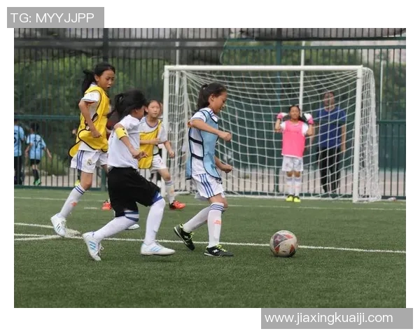 长发瘦瘦的足球明星在绿茵场上的风采与魅力展现